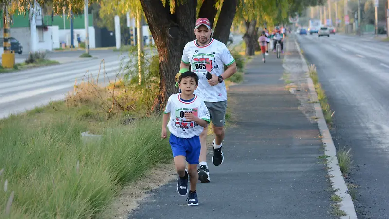 Buen ejemplo hacia su hijo al inculcar el hacer deporte. 